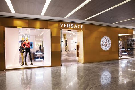 versace store manager salary